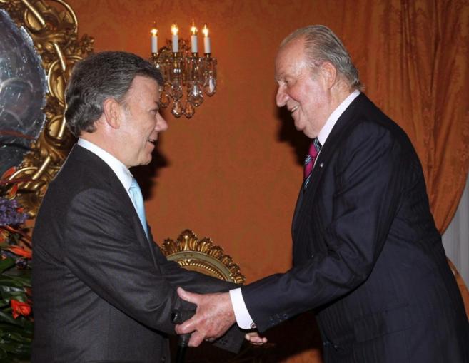 El Rey Juan Carlos saluda al presidente de Colombia, Juan Manuel...