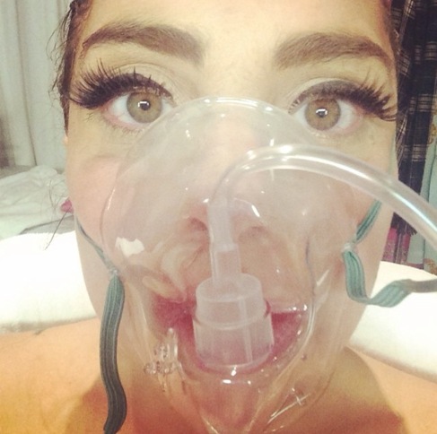 La cantante Lady Gaga ha compartido una imagen de ella ingresada en el...