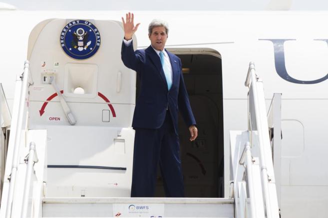 John Kerry saluda antes de embarcar en su avin tras visitar Nueva...