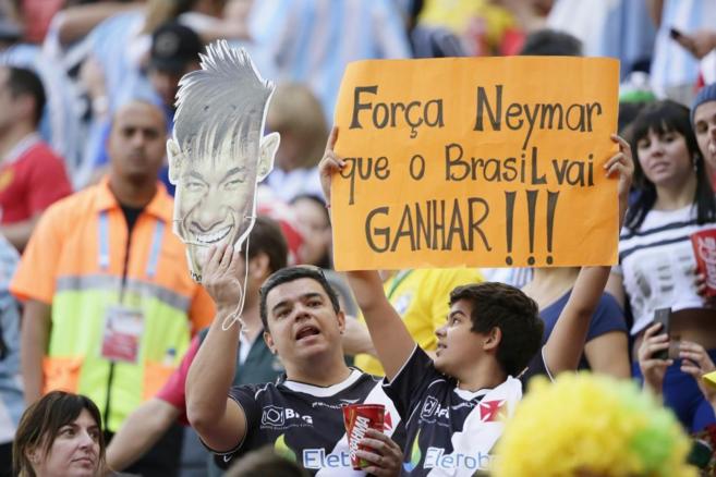 Dos aficionados brasileños animan a Neymar durante un partido del...