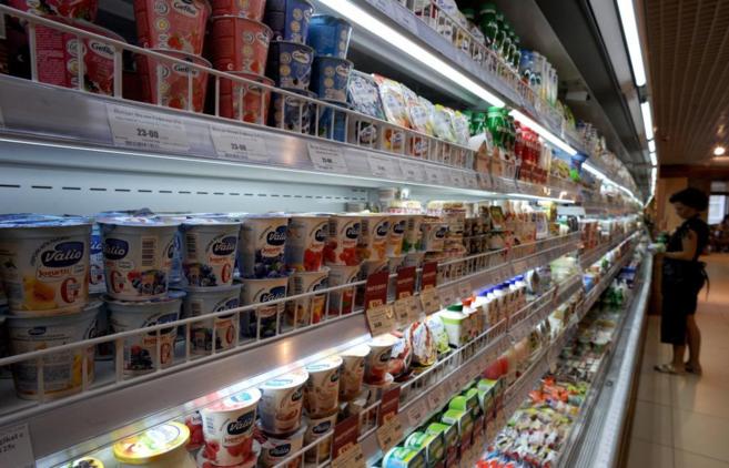 Un consumidor compra productos lácteos en un supermercado ruso.