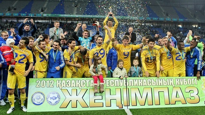 El conjunto kazajo tras conseguir la copa de su pas.