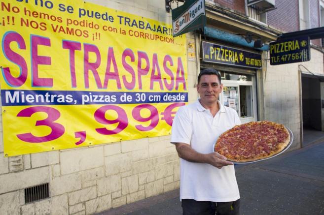 El propietario de la pizzera VK, Javier Ruz, posa con una de sus...