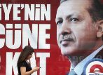 Una mujer pasa por delante de un cartel electoral de Erdogan.