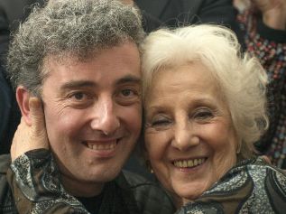 Guido con su abuela Estela Carlotto.