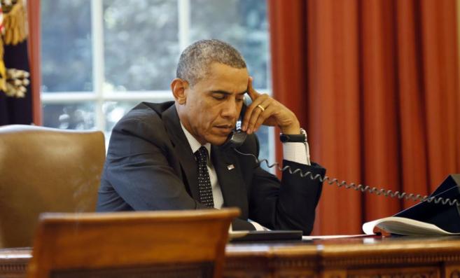 El presidente de los EEUU, Barack Obama, habla por teléfono en el...