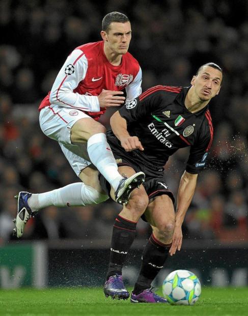 Vermaelen, con el Arsenal, disputa un baln con Ibrahimovic.