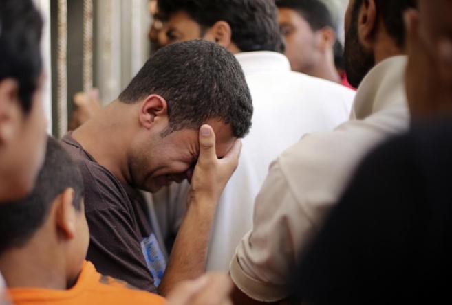 Un familiar de una víctima mortal de la ofensiva israelí, llora su...