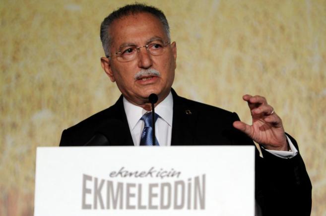 El candidato Ekmeleddin Ihsanoglu, durante un acto de campaña, en...