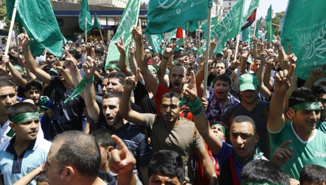 Manifestantes proHamas toman las calles de Nablus en plena ofensiva...