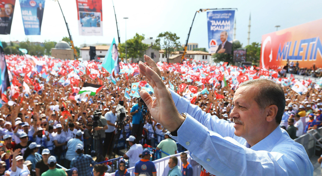 El primer ministro turco Recep Tayyip Erdogan saluda a sus seguidores...