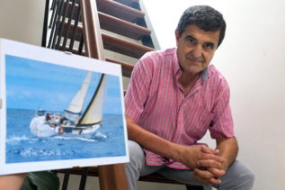 Carlos Yez-Barnuevo y la foto de su velero.
