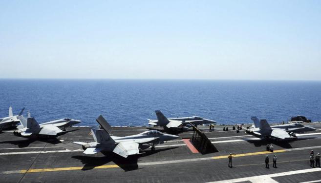Varios aviones Hornet F/A 18 en la cubierta del portaaviones George...