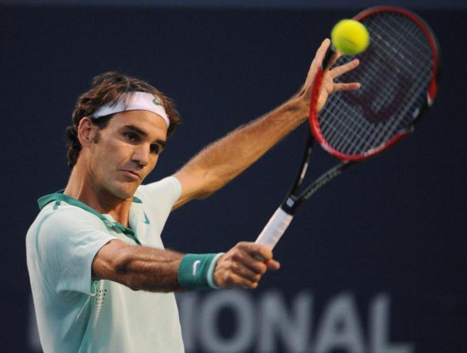 Federer golpea la pelota durante las semifinales de Toronto.
