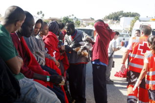 Inmigrantes rescatados y trasladados en Algeciras.