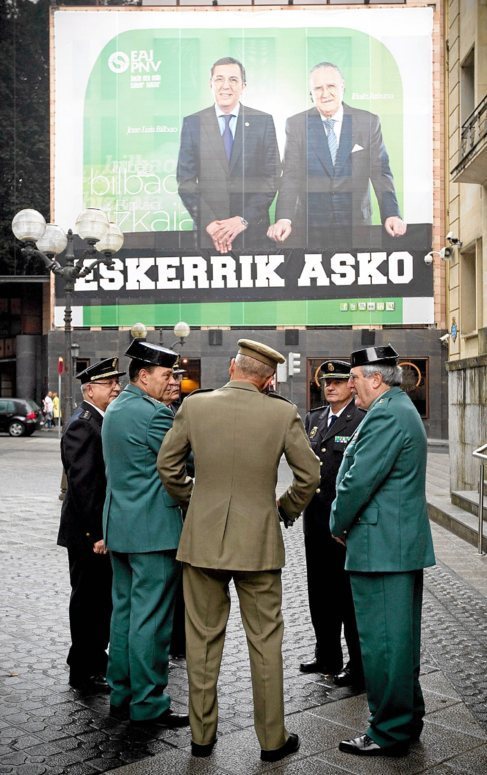 Militares y mandos de las FSE en Euskadi, junto a un cartel que en...