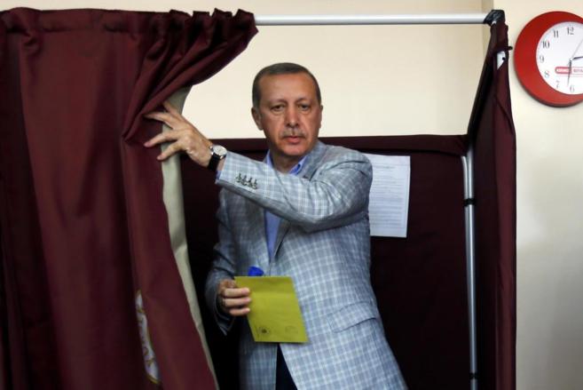 Recep Tayyip Erdogan prepara su voto en un colegio electoral de...