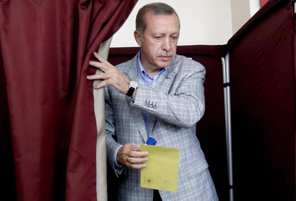 El Primer Ministro turco y principal candidato, Recep Tayyip Erdogan,...