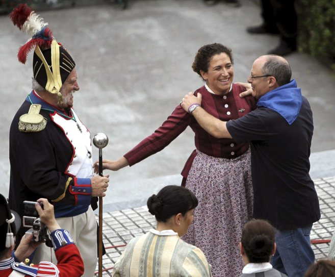 Juan Karlos Izagirre saluda a la encargada de dar fuego al tradicional...