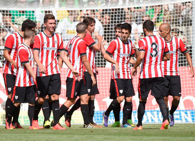 Los jugadores del Athletic celebran uno de los goles de Aduriz, ayer...