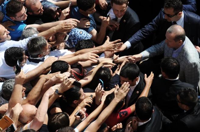 El primer ministro turco Erdogan saludando a sus seguidores durante la...
