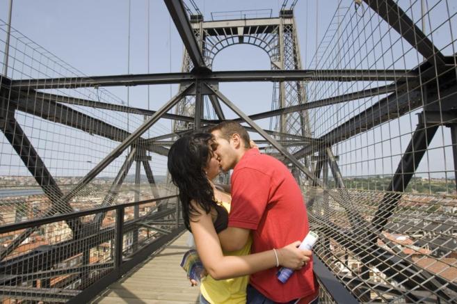 Una pareja se besa en el Puente Colgante de Portugalete