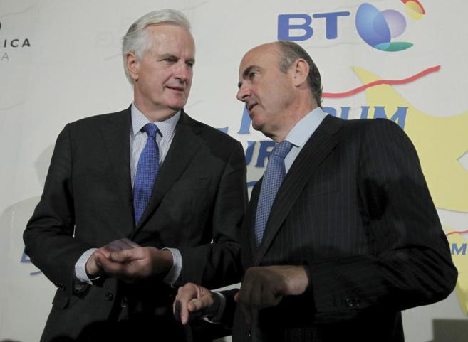 El comisario de Servicios Financieros, Michel Barnier, y el ministro...