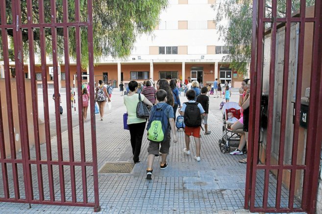 Alumnos a la entrada de un colegio de Palma.