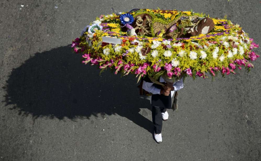 Vista de un ramo de flores durante el tradicional desfile...