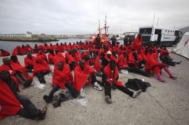 Decenas de inmigrantes trasladados a puerto. | Efe