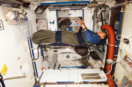 El astronauta Paolo Nespoli duerme en el mdulo Harmony de la...