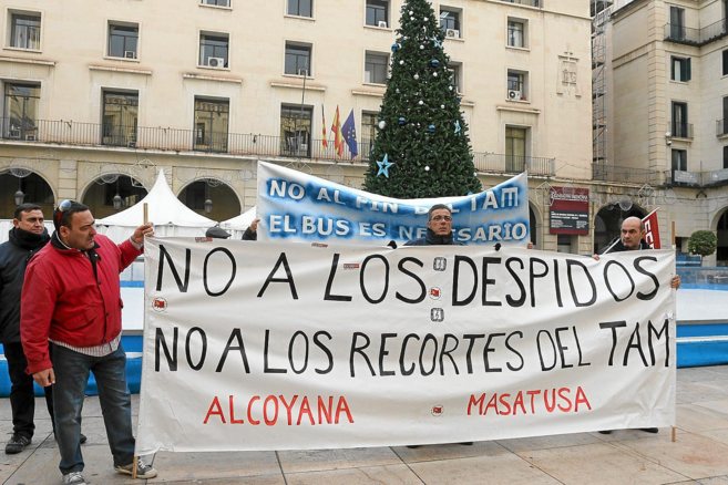 Los trabajadores de La Alcoyana y Masarusa en una manifestacin el...