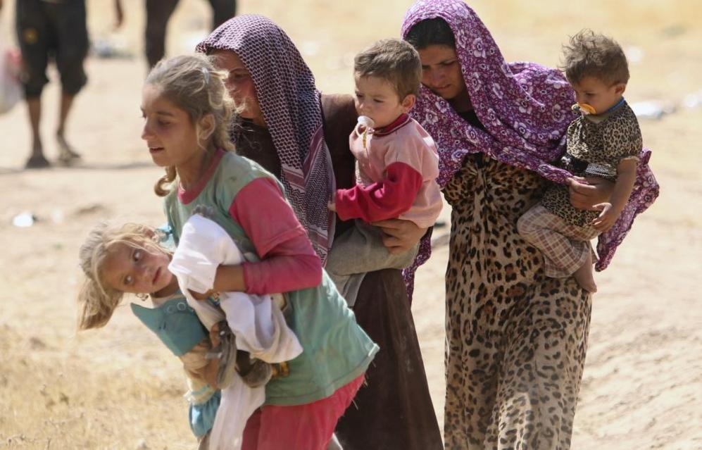 Mujeres jvenes y nias que profesan el yazidismo caminan en su...