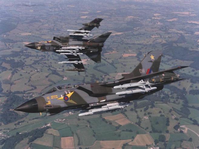 Foto de archivo de os aviones británicos Tornado, considerados de...