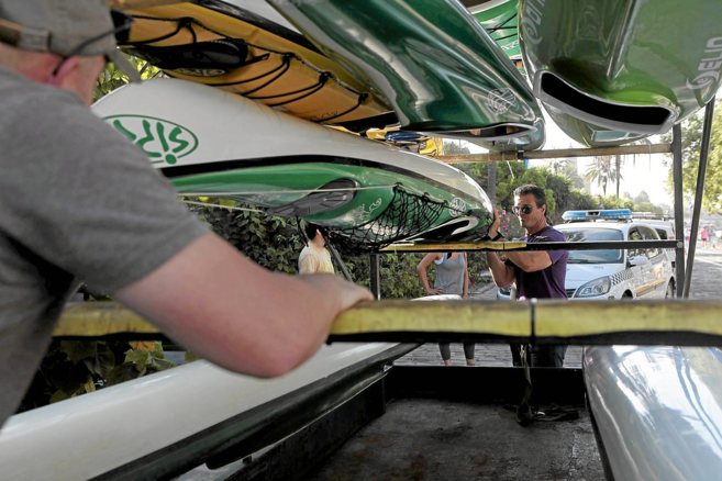 El Club Kayak- Polo Hispalense siendo desalojado por la Polica...