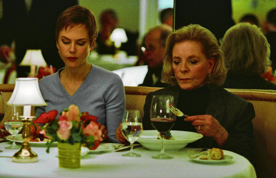 Nicole Kidman y Lauren Bacall en una escena de la pelcula...