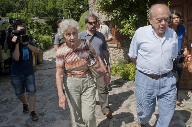 El ex presidente Pujol con su esposa, Marta Ferrusola, paseando...