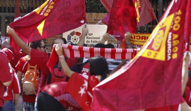 Los aficionados del Murcia se manifiestan frente a la sede de la Liga.