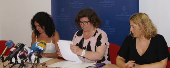 Sandra Fernndez y Catalina Cirer en la firma del convenio.