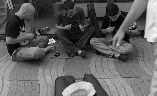 Tres jvenes msicos argentinos tocando msica en las calles de...