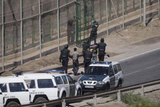 Agentes de la Guardia Civil entregan a gendarmes marroquíes a dos de...