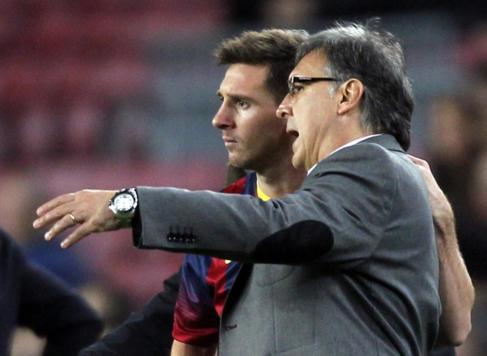 Martino habla con Messi en un partido con el Bara.