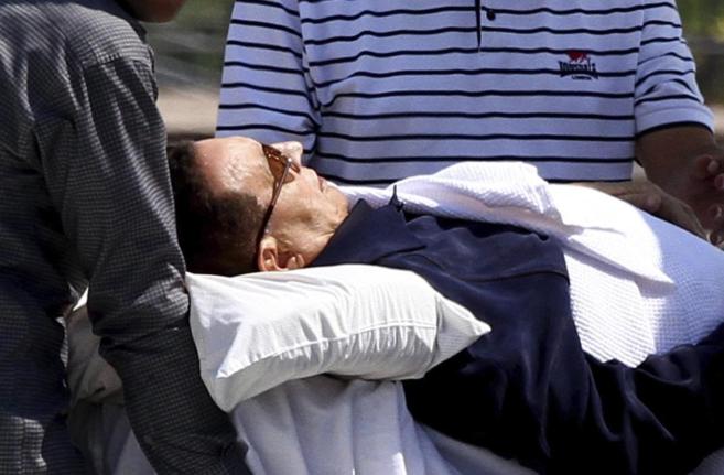 Mubarak es transportado para comparecer en su juicio, hoy, en El...