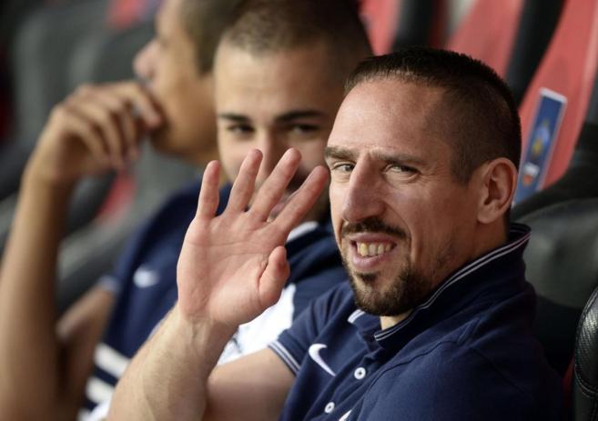 Franck Ribery, en una foto de archivo junto a Benzema, ha decidido...