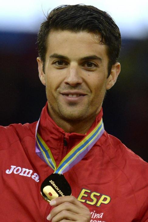Miguel ngel Lpez luce orgulloso su medalla de oro.