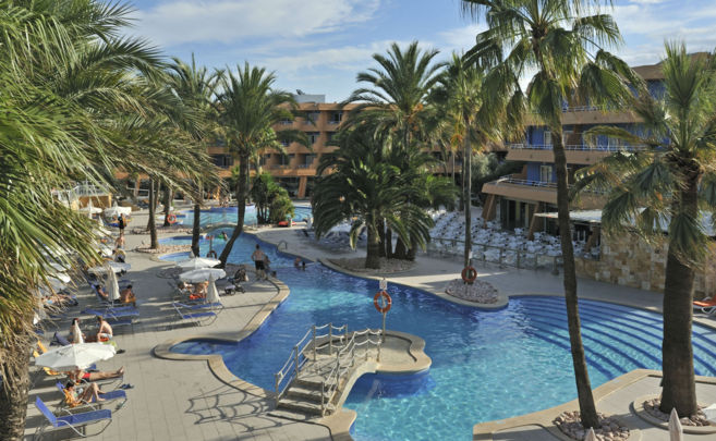 Piscinas del hotel del Playa de Muro, que tambin ofrece la opcin...