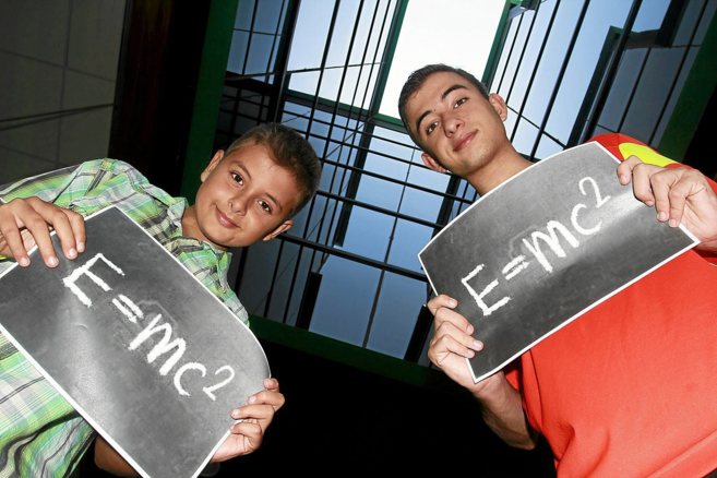 Carlos (9 aos) y Marc (15 aos) posan con la famosa ecuacin de...