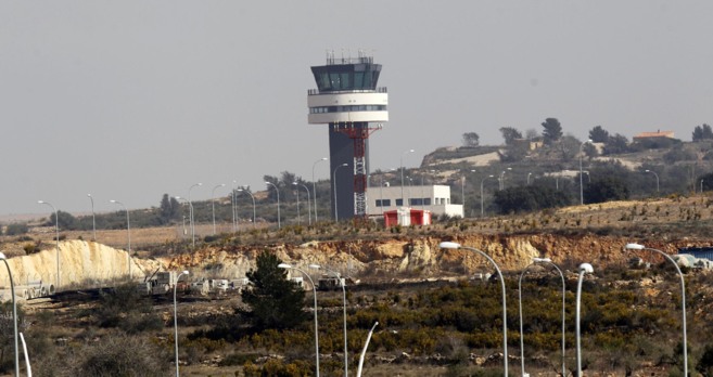 Vista general del aeropuerto de Castelln con la torre de control.