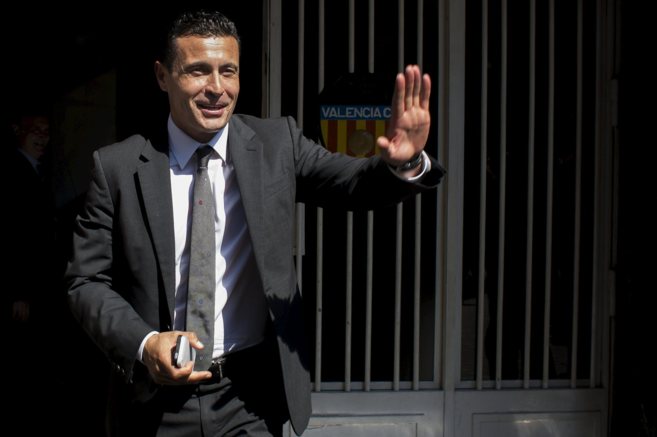 El presidente del Valencia, Amadeo Salvo, a la salida de la sede de la...