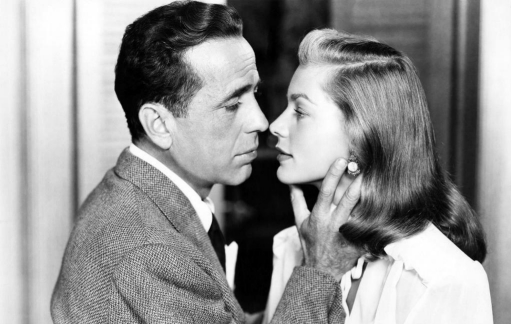 Lauren Bacall con aquella forma tan suya de mirar a Bogart en la...